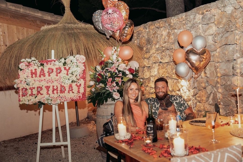 Испанский зной, многоярусный торт и жаркие поцелуи: как Конор Макгрегор отметил день рождения невесты