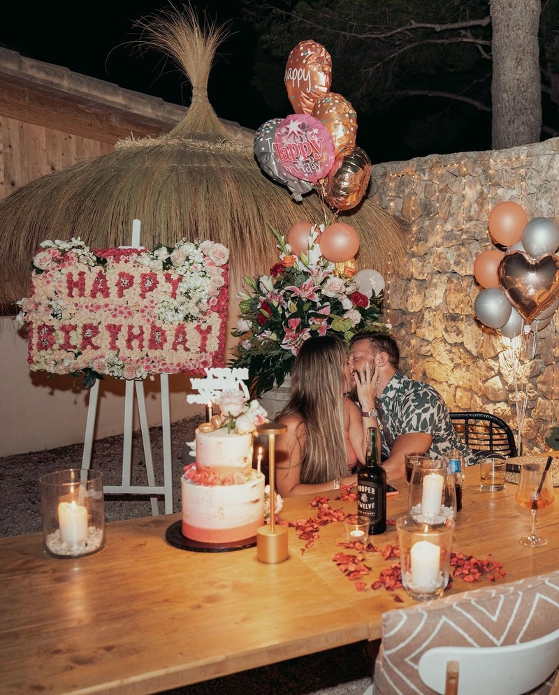 Испанский зной, многоярусный торт и жаркие поцелуи: как Конор Макгрегор отметил день рождения невесты
