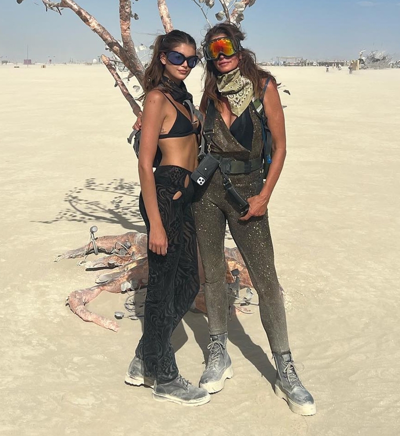 Синди Кроуфорд о кризисе среднего возраста, борьбе со стрессом и поездке на Burning Man с дочерью Кайей