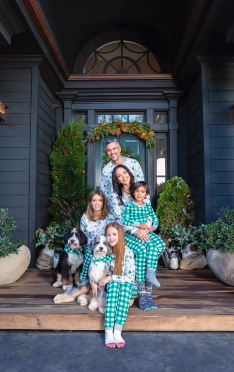 Не дожидаясь Рождества: Джессика Альба показала, как делала праздничное фото с семьей